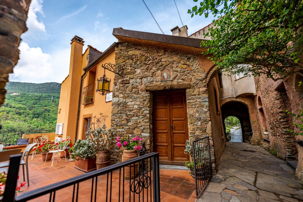 Villa in Savona, Italy, 450 sq.m - picture 1