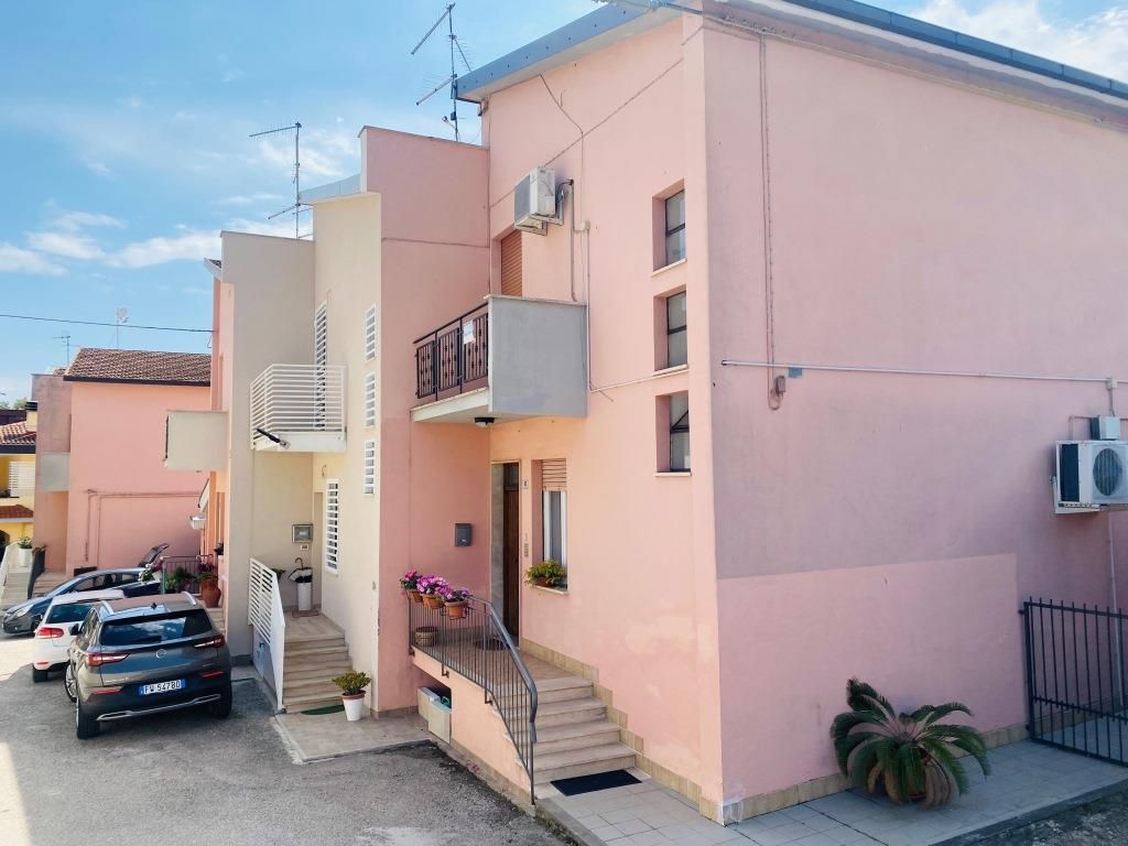 Townhouse in Citta Sant'Angelo, Italy, 100 sq.m - picture 1