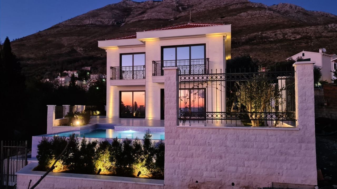Villa en Rezevici, Montenegro, 240 m2 - imagen 1