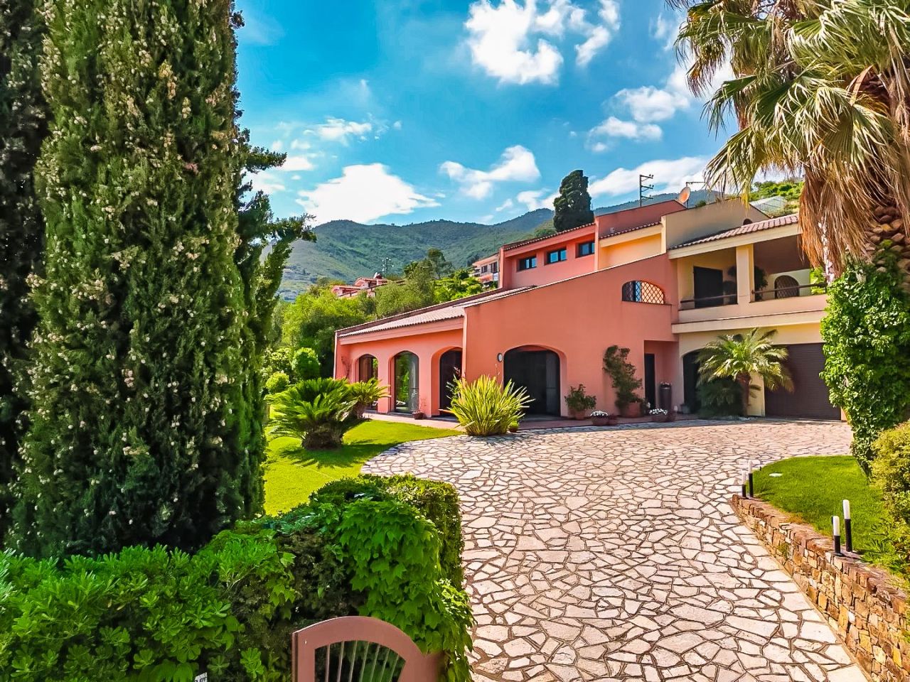 Villa in San Remo, Italy, 370 sq.m - picture 1
