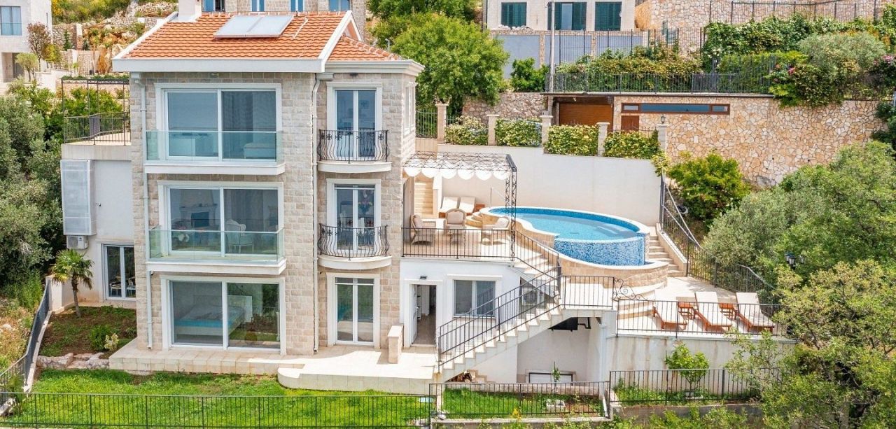 Villa in Rezevici, Montenegro, 271 m2 - Foto 1