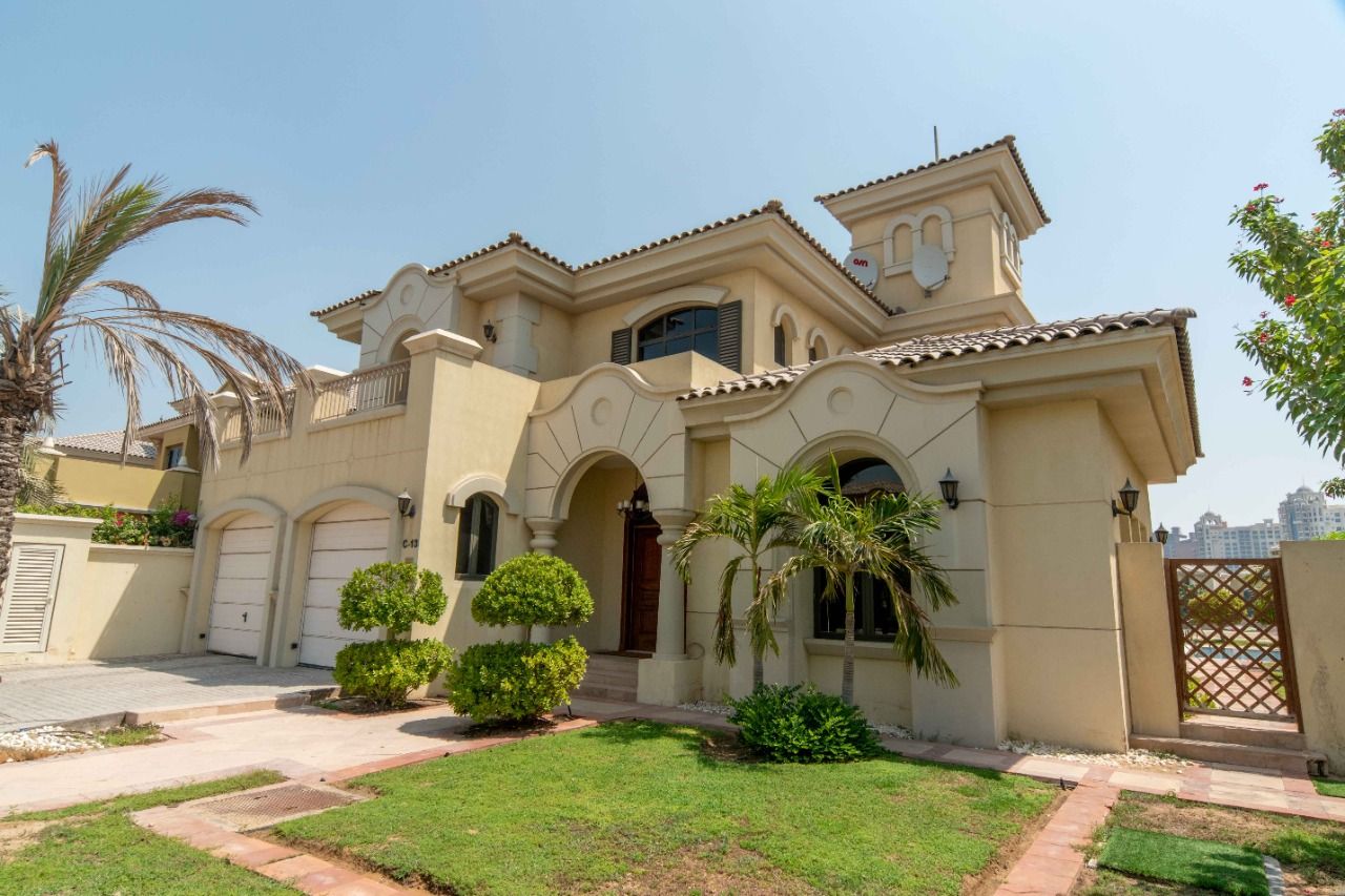 Villa in Dubai, UAE, 464.68 sq.m - picture 1