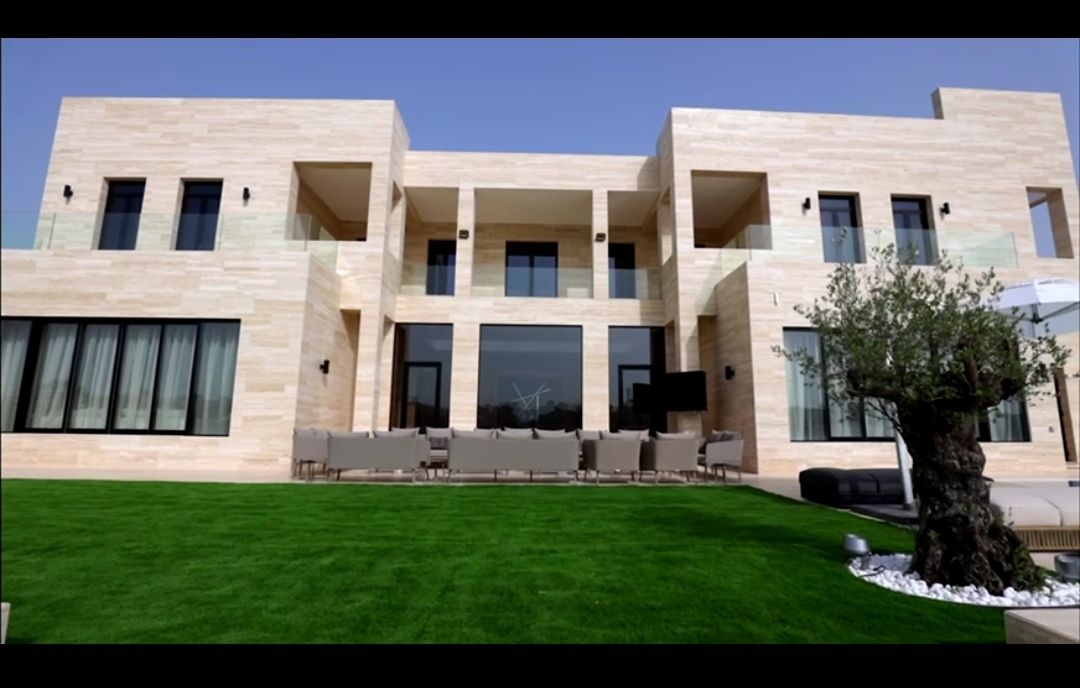 Villa in Dubai, UAE, 700 sq.m - picture 1
