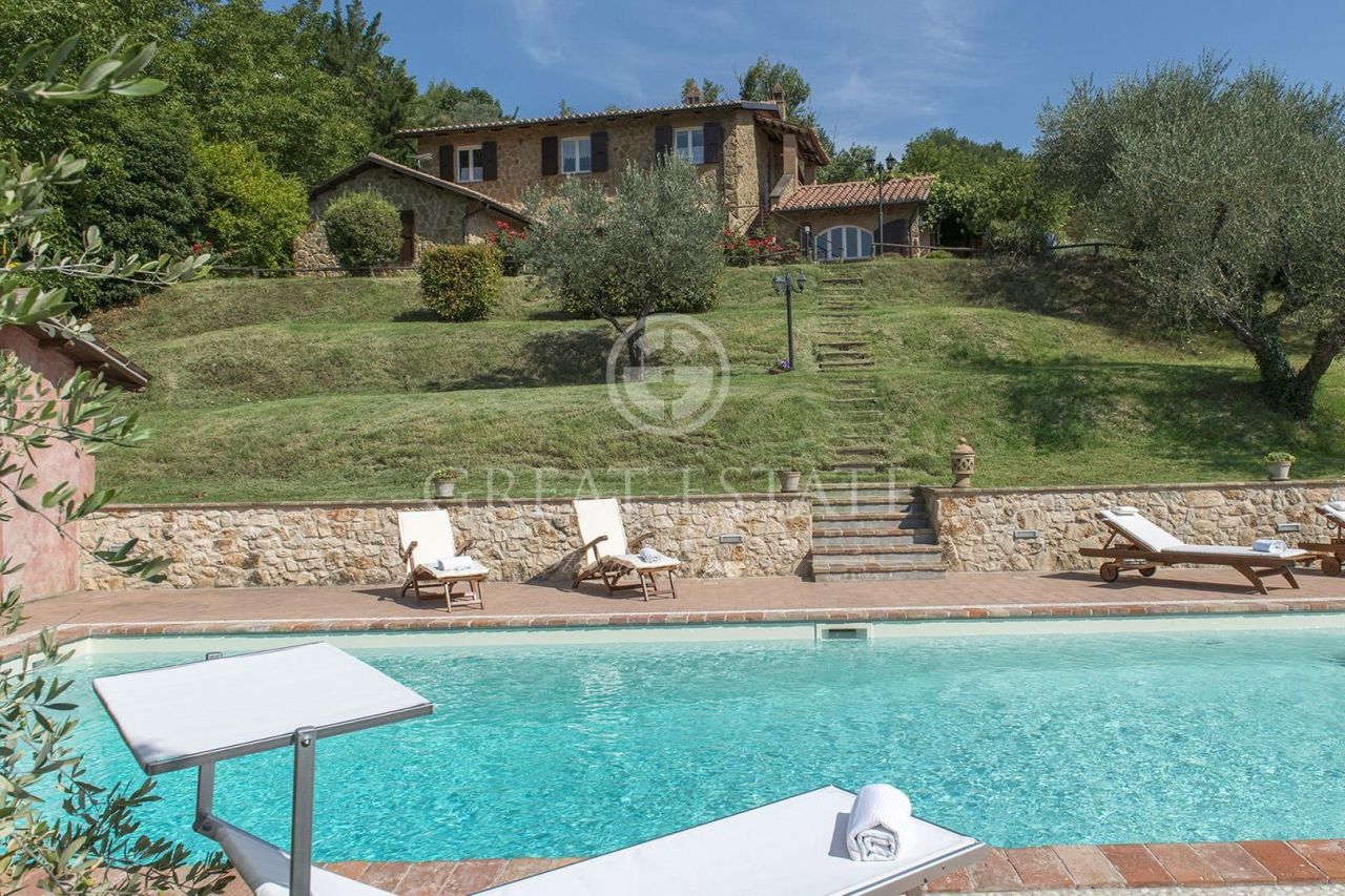 House in Todi, Italy, 295.2 sq.m - picture 1