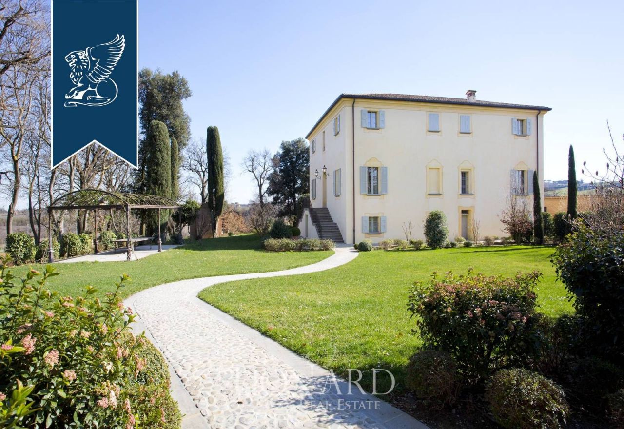 Villa à Bologne, Italie, 1 050 m2 - image 1
