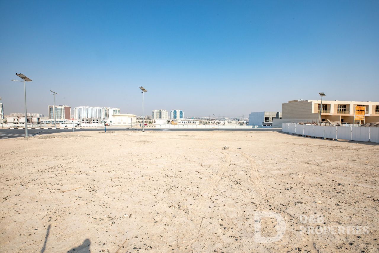 Land in Dubai, UAE, 605 sq.m - picture 1