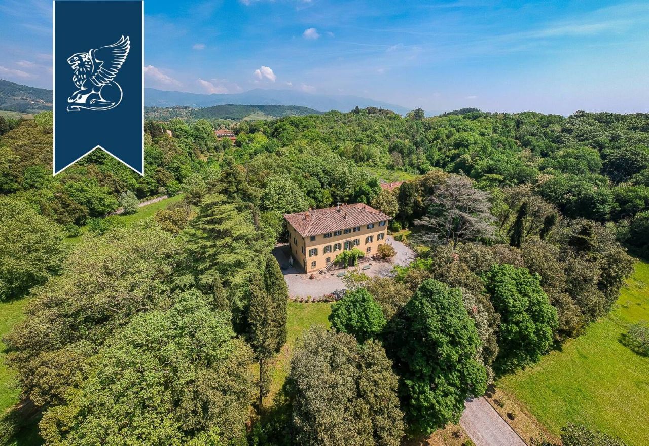 Villa in Lucca, Italy, 1 500 sq.m - picture 1