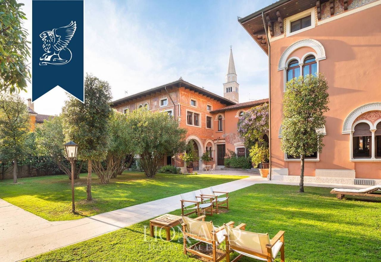 Villa in Pordenone, Italy, 900 sq.m - picture 1