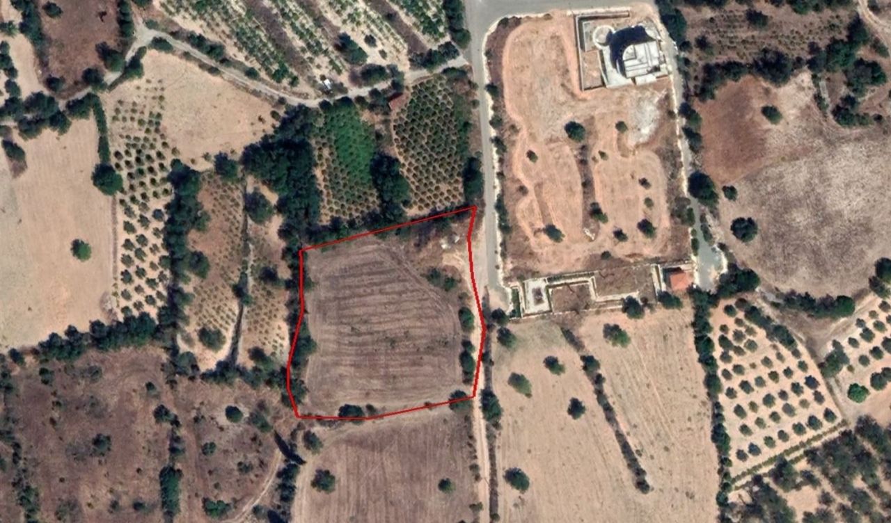 Land in Limassol, Cyprus, 3 679 sq.m - picture 1