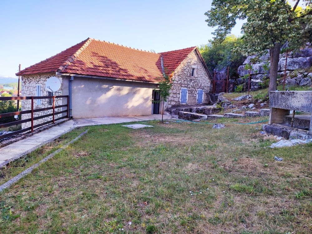 Haus für den Wiederaufbau in Niksic, Montenegro, 120 m2 - Foto 1
