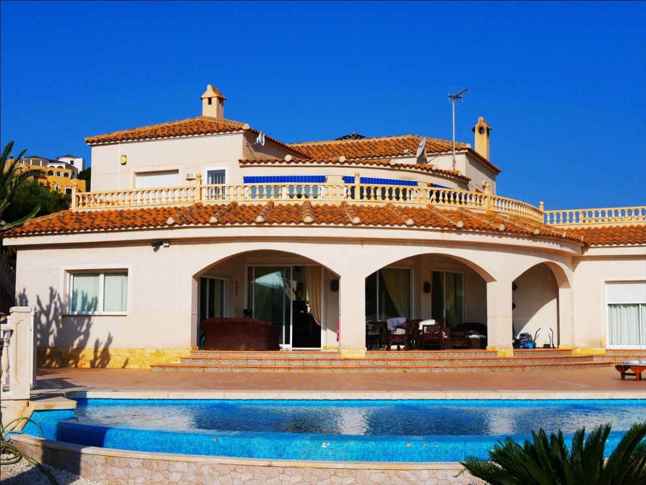 Villa in El Campello, Spain, 400 sq.m - picture 1