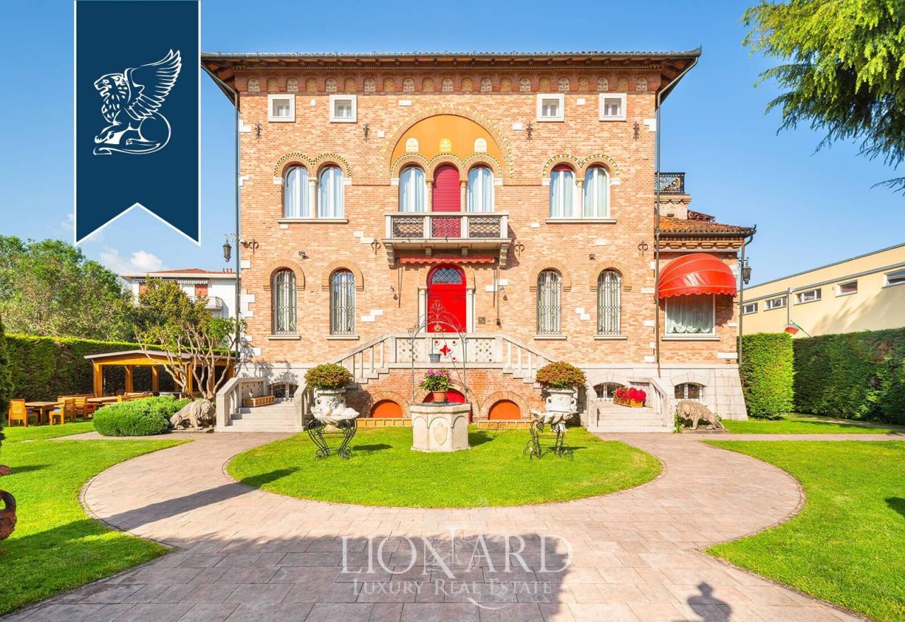 Villa in Venice, Italy, 800 sq.m - picture 1