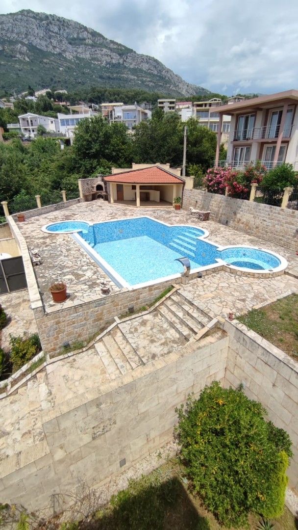 Villa in Bar, Montenegro, 400 m² - picture 1