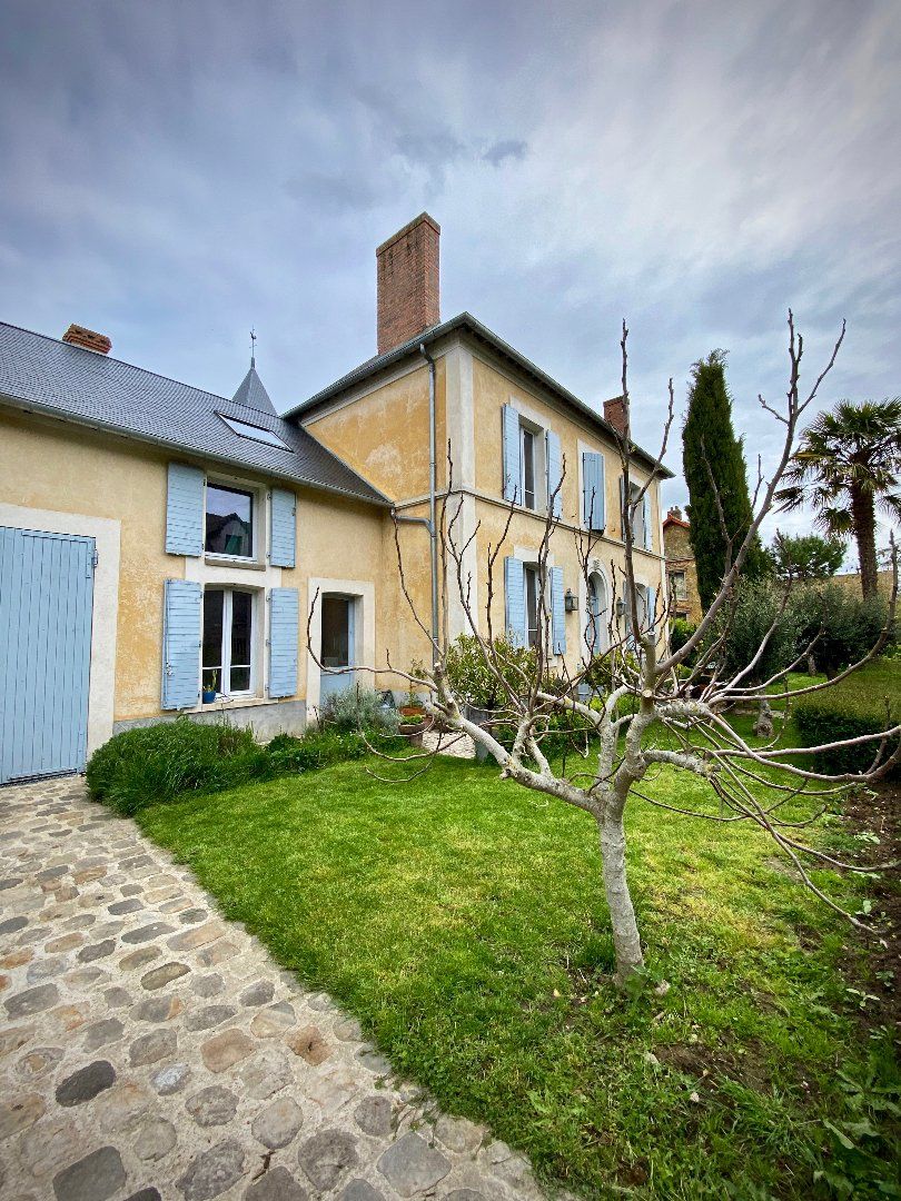 House in Ile-de-France, France - picture 1