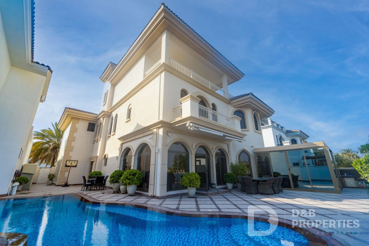 Villa in Dubai, UAE, 682 sq.m - picture 1