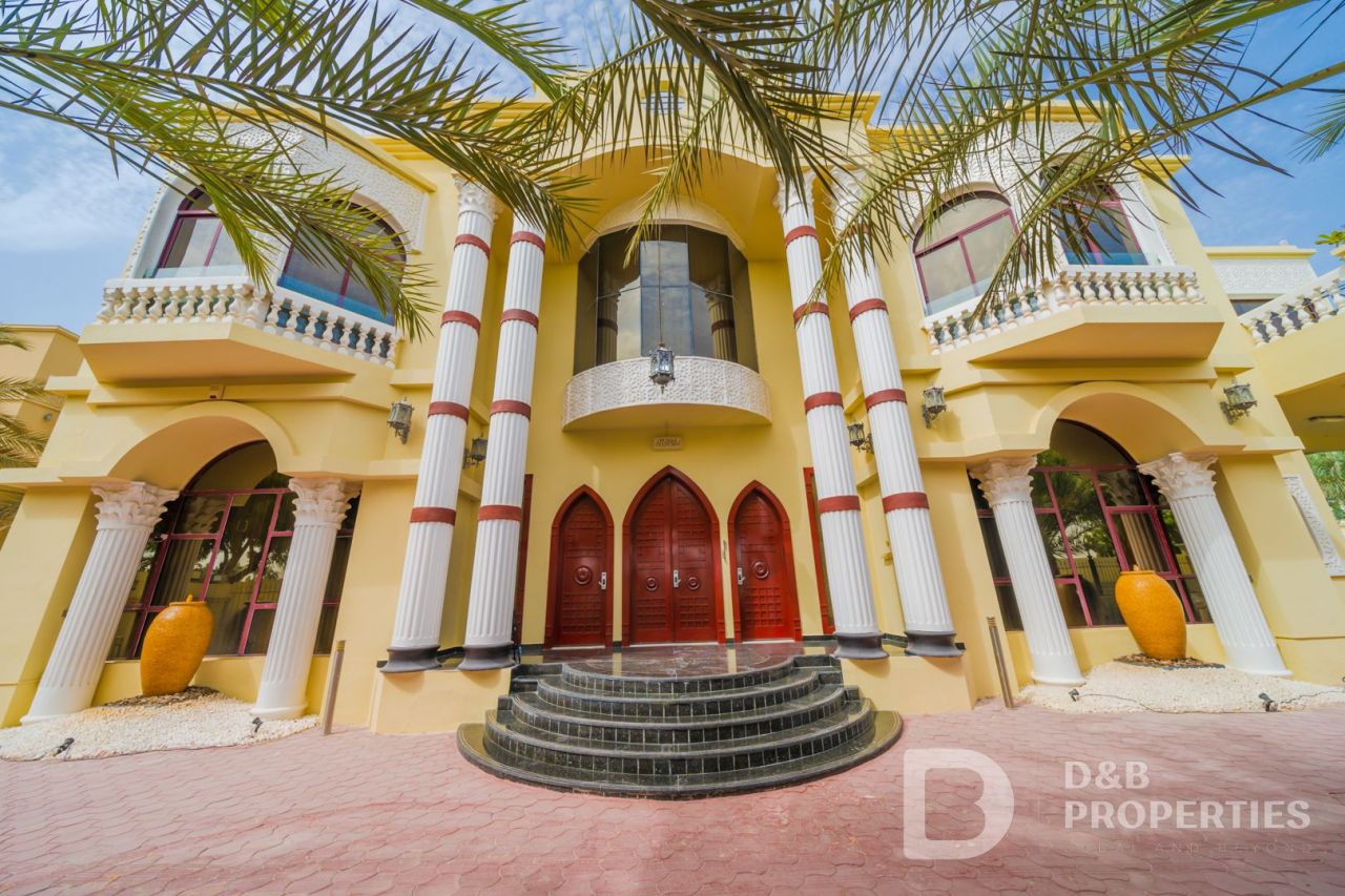 Villa in Dubai, UAE, 1 487 sq.m - picture 1