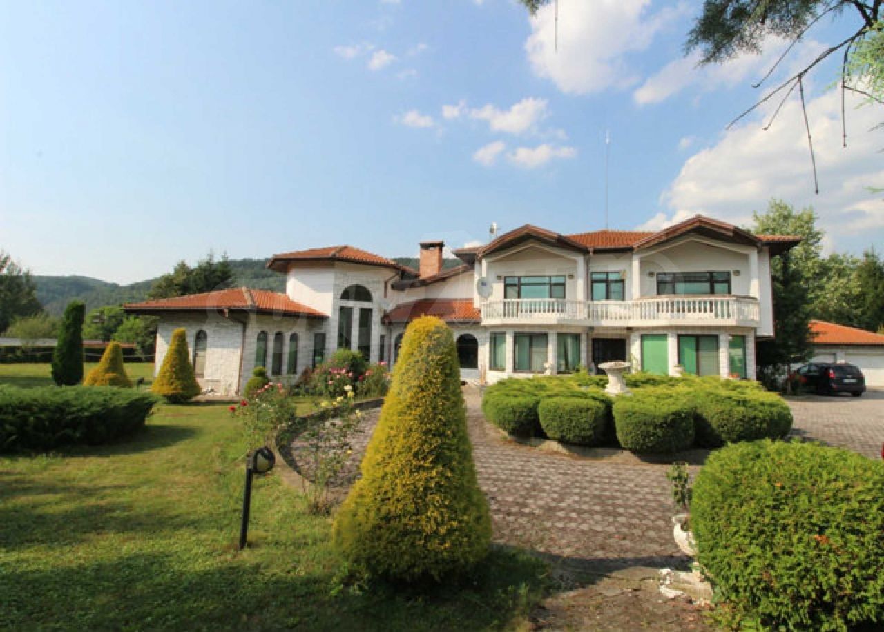 Maison à Troyan, Bulgarie, 671 m2 - image 1