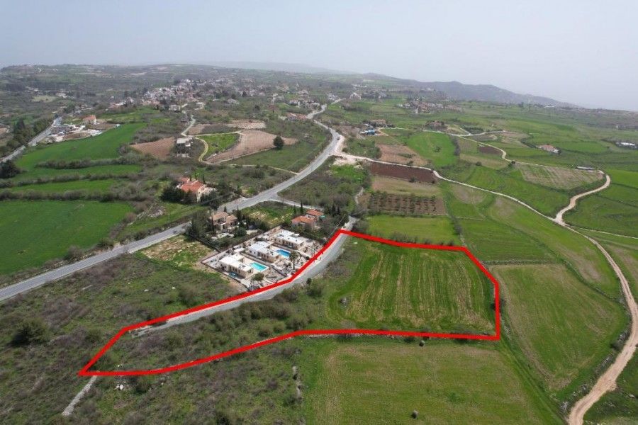 Land in Paphos, Cyprus, 8 027 sq.m - picture 1