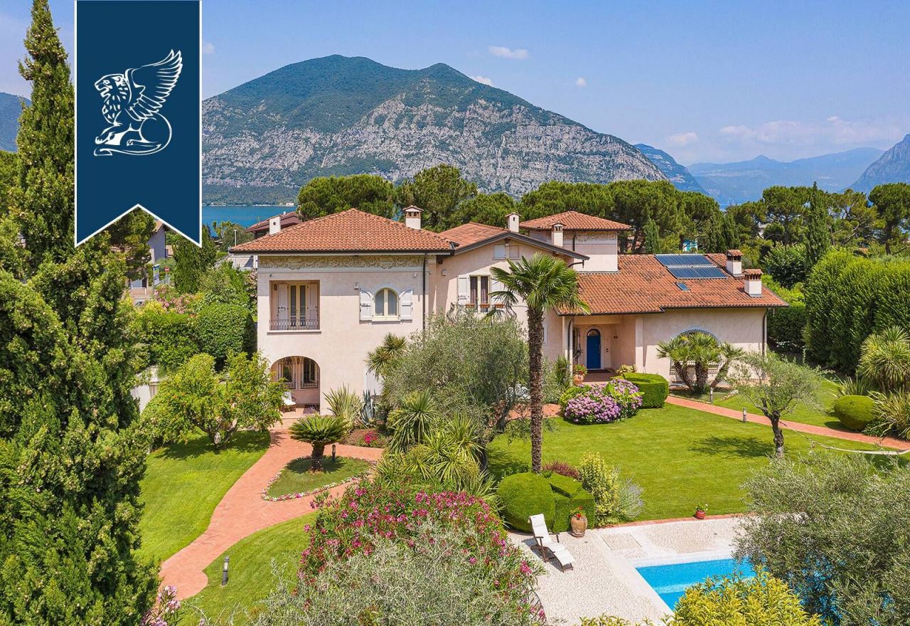 Villa in Brescia, Italy, 1 000 sq.m - picture 1