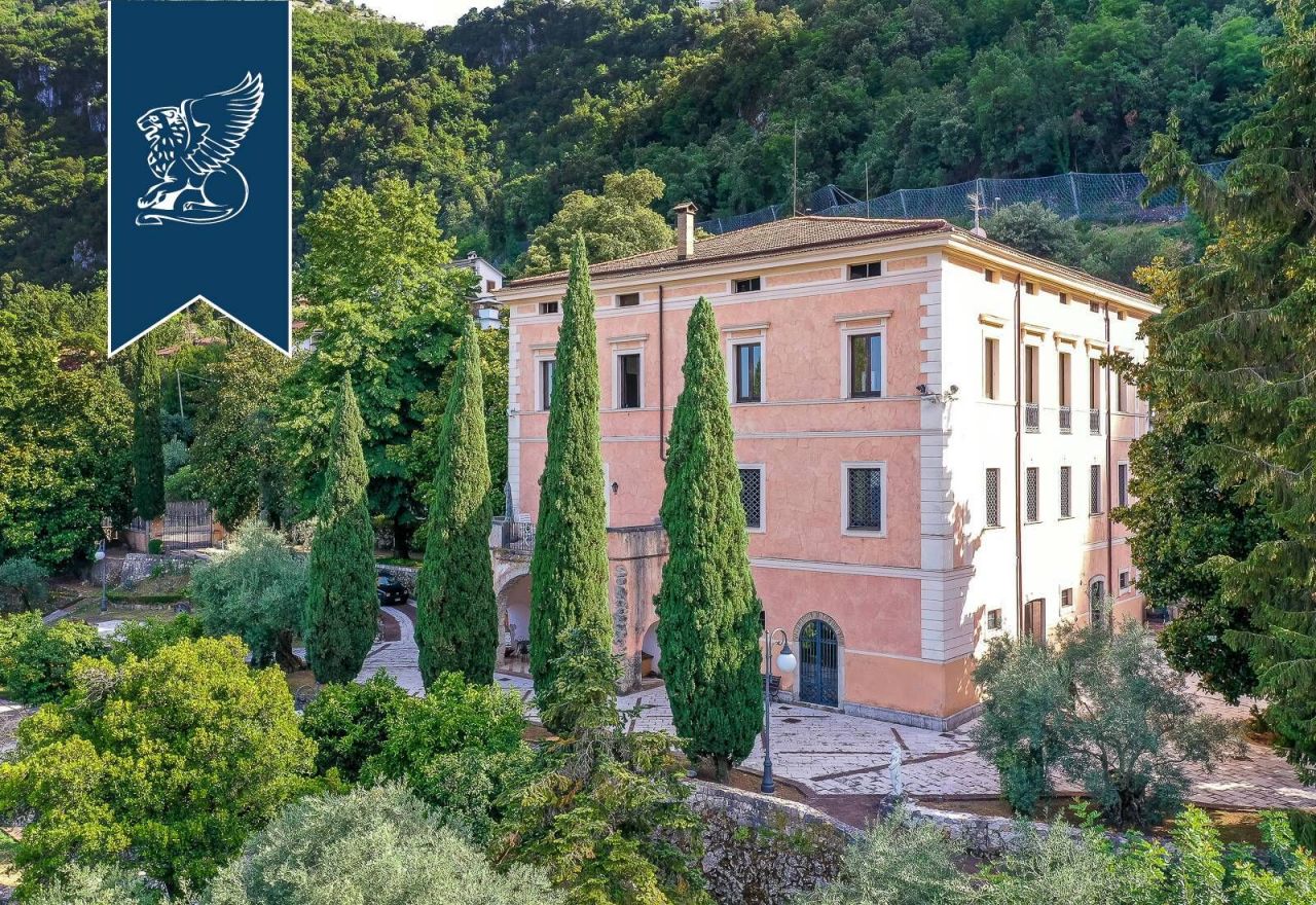 Villa en Frosinone, Italia, 1 000 m2 - imagen 1