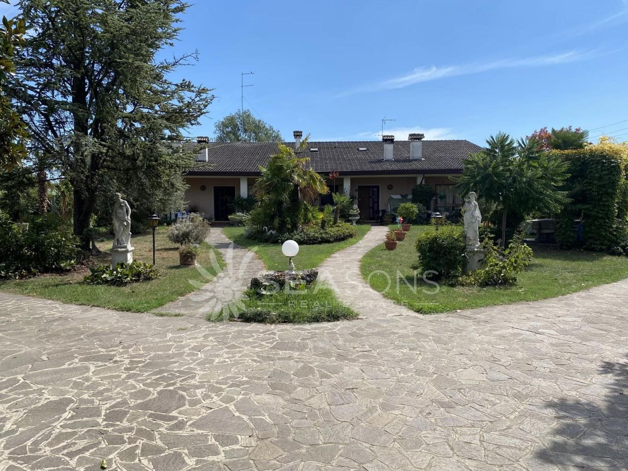 Villa in Caorle, Italy, 3 500 sq.m - picture 1