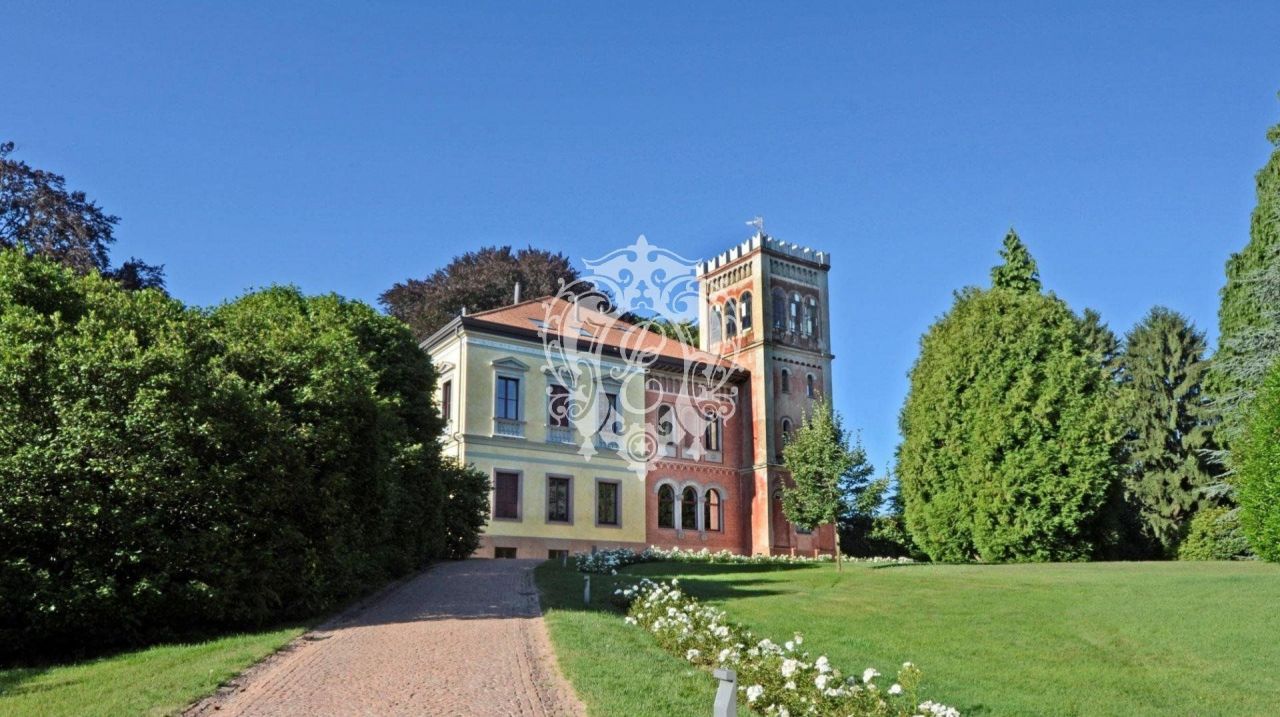 Villa en Cadegliano-Viconago, Italia, 1 400 m2 - imagen 1