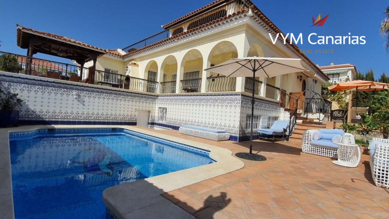 Villa in Callao Salvaje, Spain, 550 sq.m - picture 1
