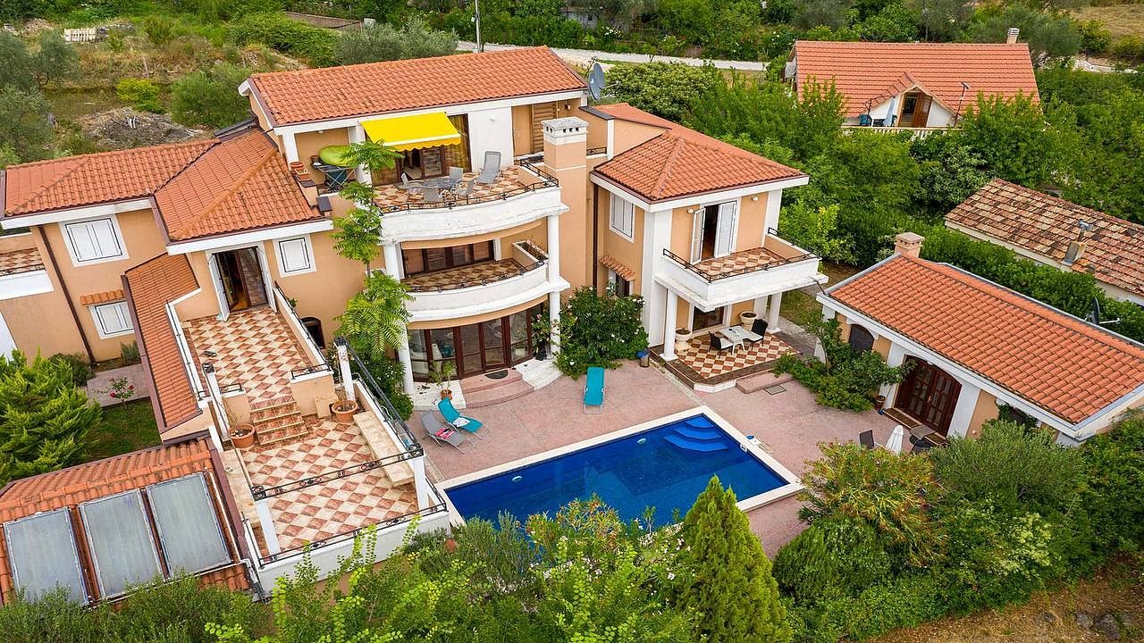Villa en Tivat, Montenegro, 375 m2 - imagen 1