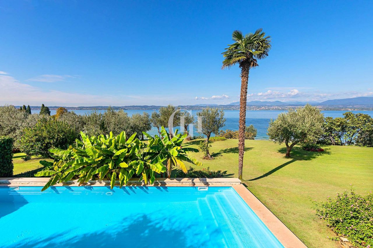 Villa on Lake Garda, Italy, 1 050 sq.m - picture 1