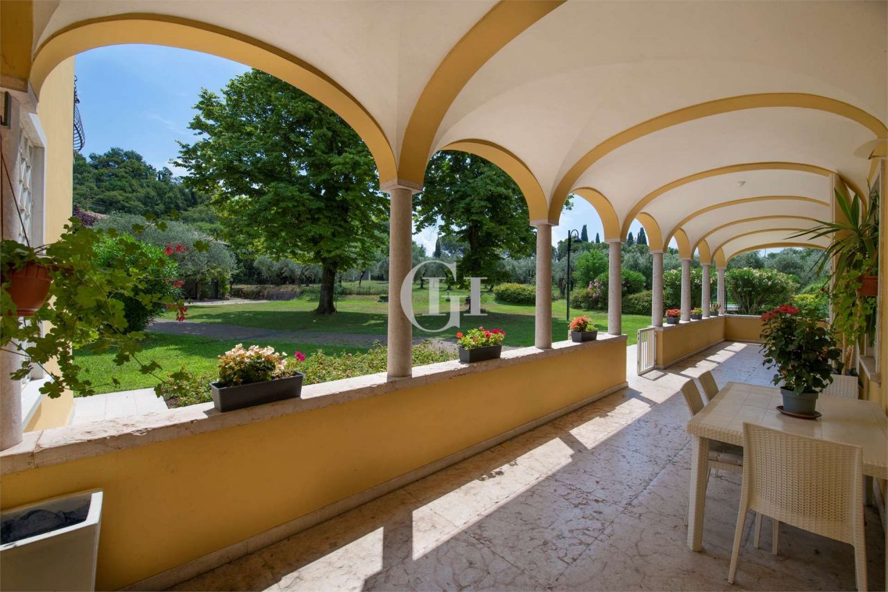 Manor on Lake Garda, Italy, 750 sq.m - picture 1