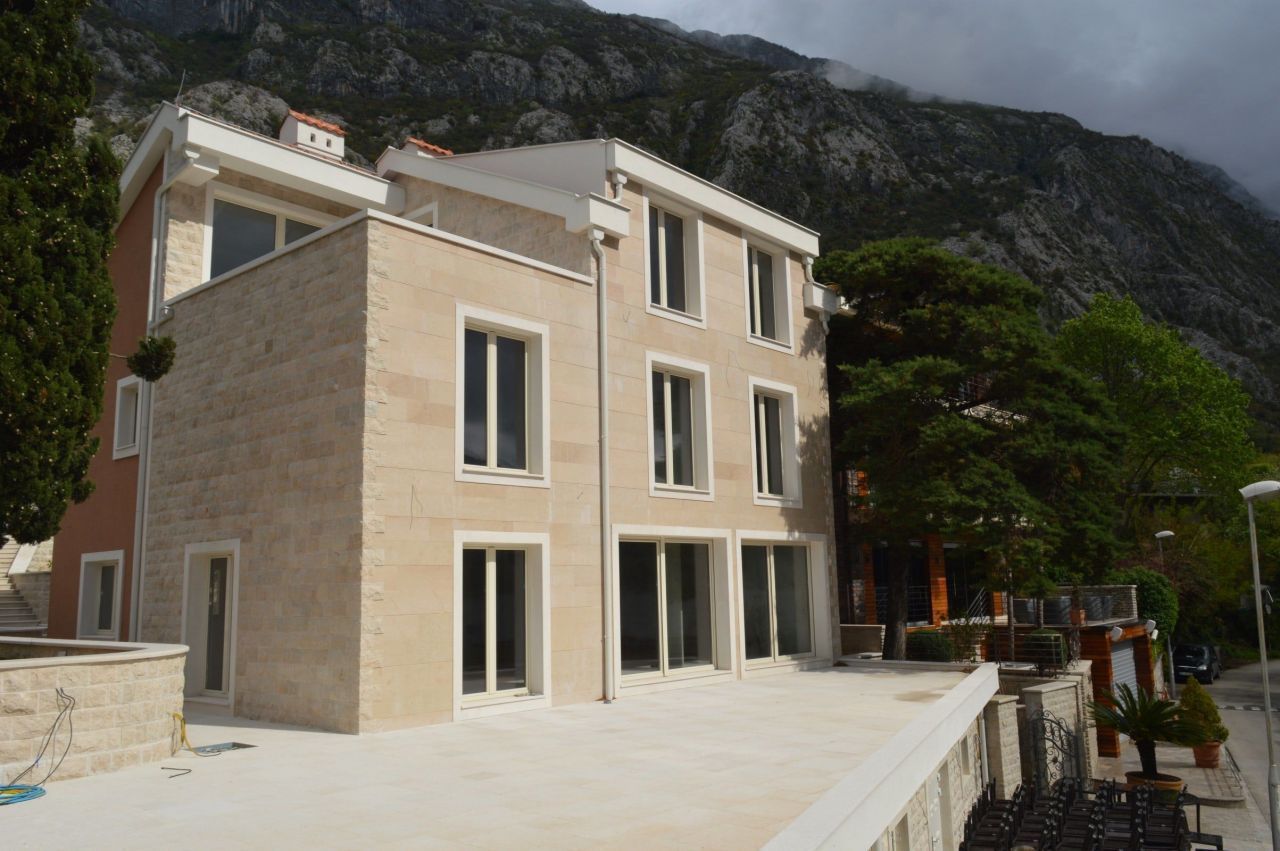 Villa in Dobrota, Montenegro, 420 sq.m - picture 1