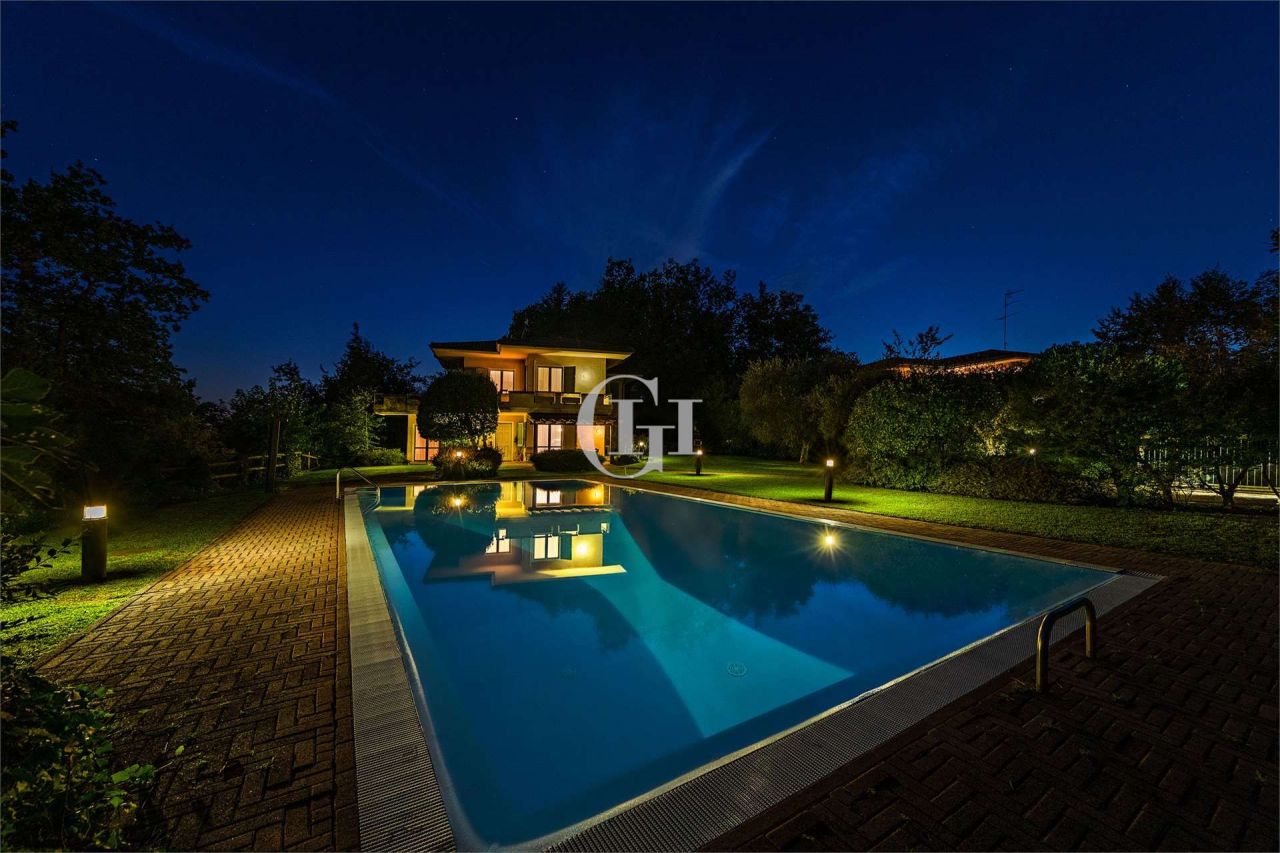Villa on Lake Garda, Italy, 280 sq.m - picture 1