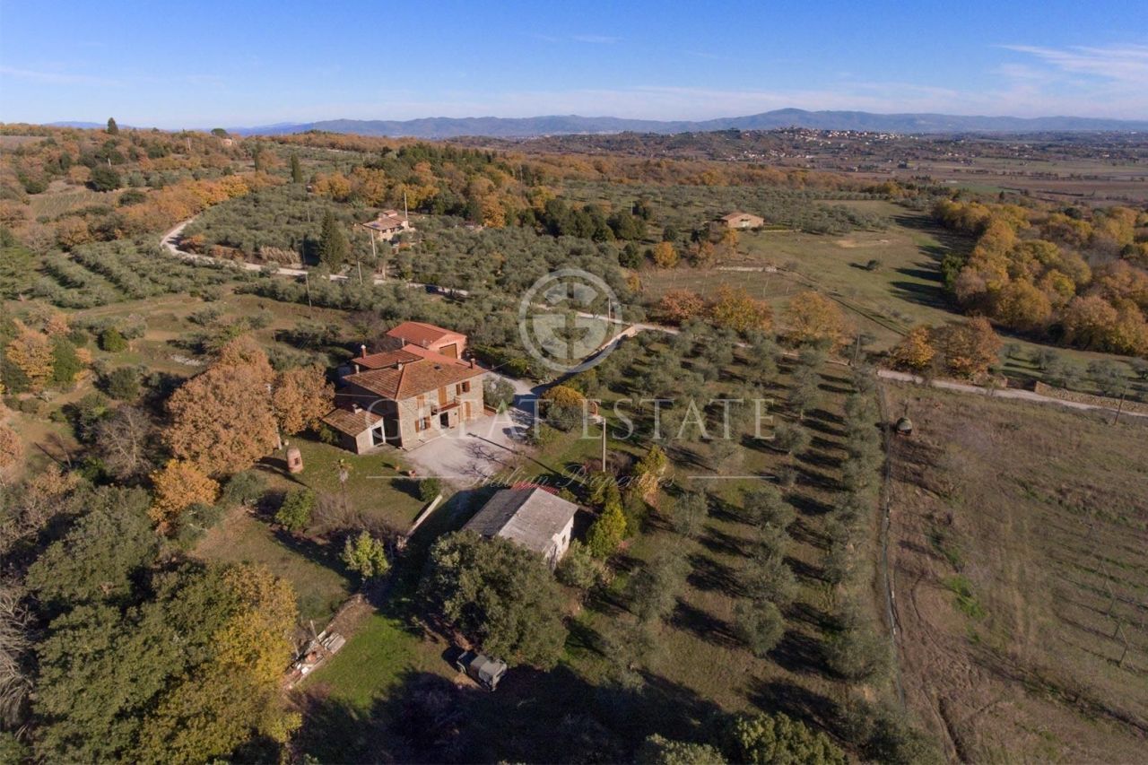 House in Sinalunga, Italy, 378.7 sq.m - picture 1