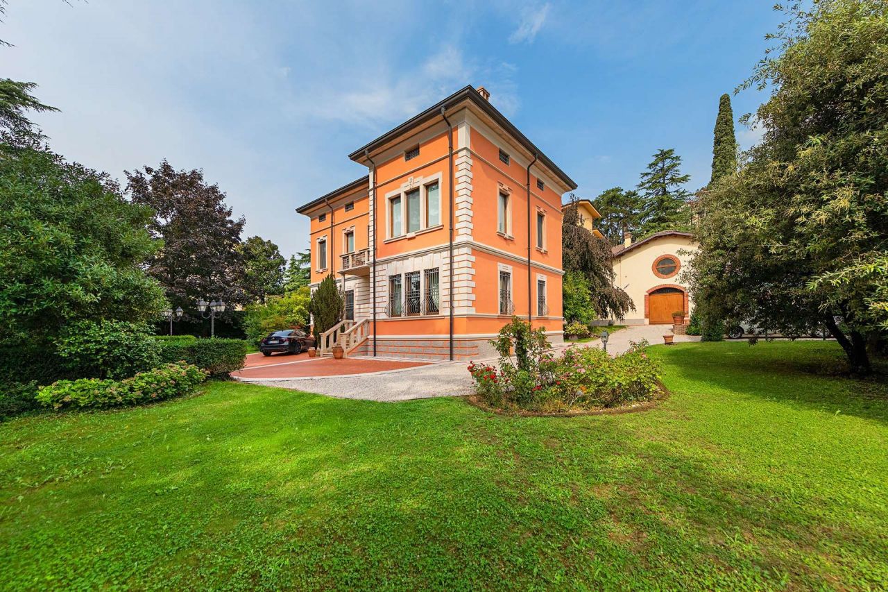 Villa on Lake Garda, Italy, 624 sq.m - picture 1