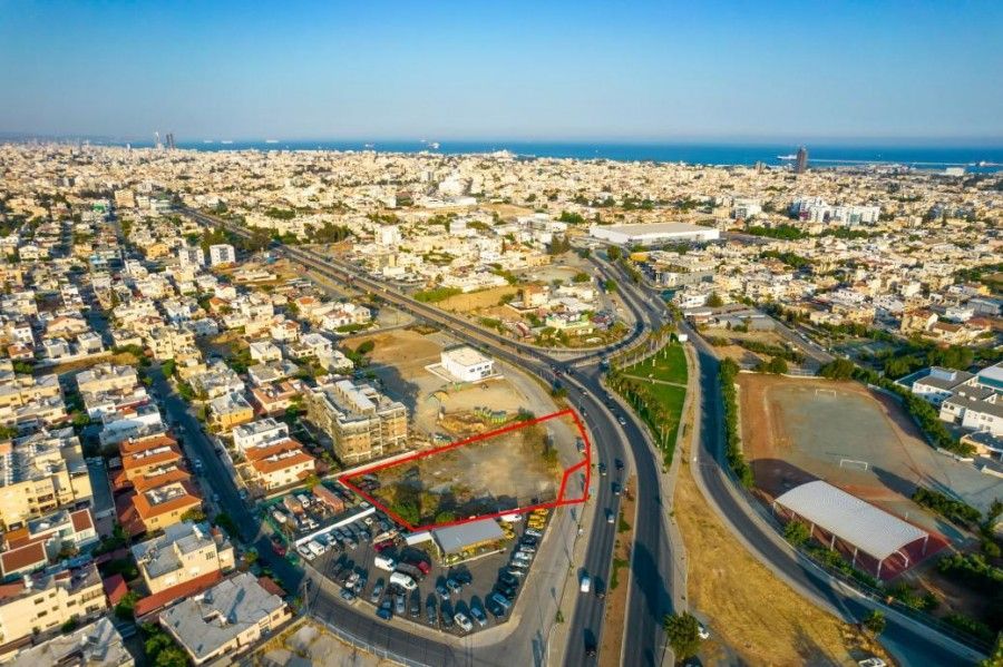 Land in Limassol, Cyprus, 2 424 sq.m - picture 1