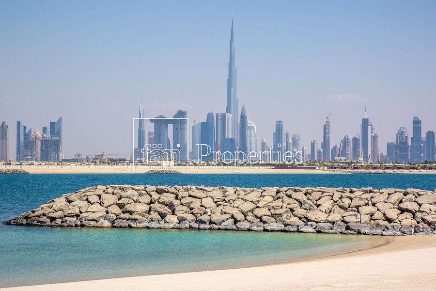 Land in Dubai, UAE, 1 013 sq.m - picture 1
