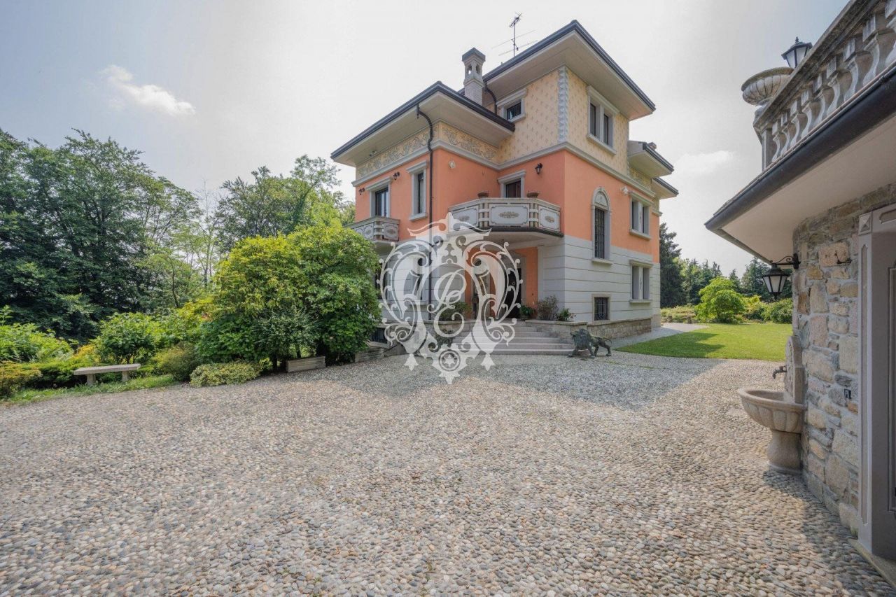 Villa in Gignese, Italy, 600 sq.m - picture 1