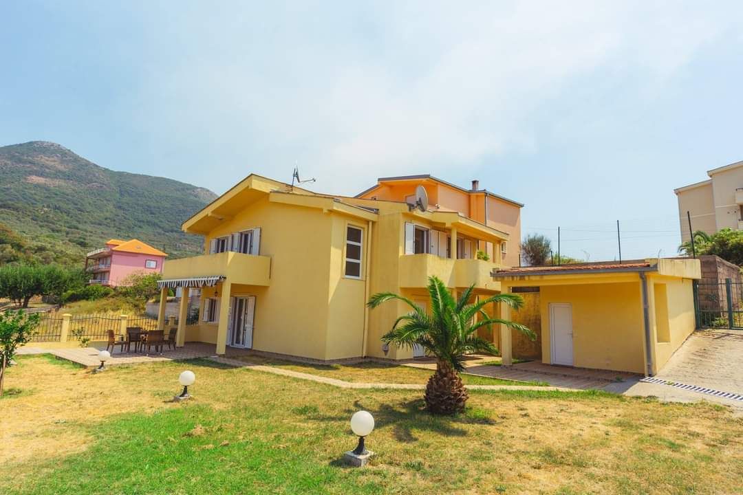 Villa in Bar, Montenegro, 178 sq.m - picture 1