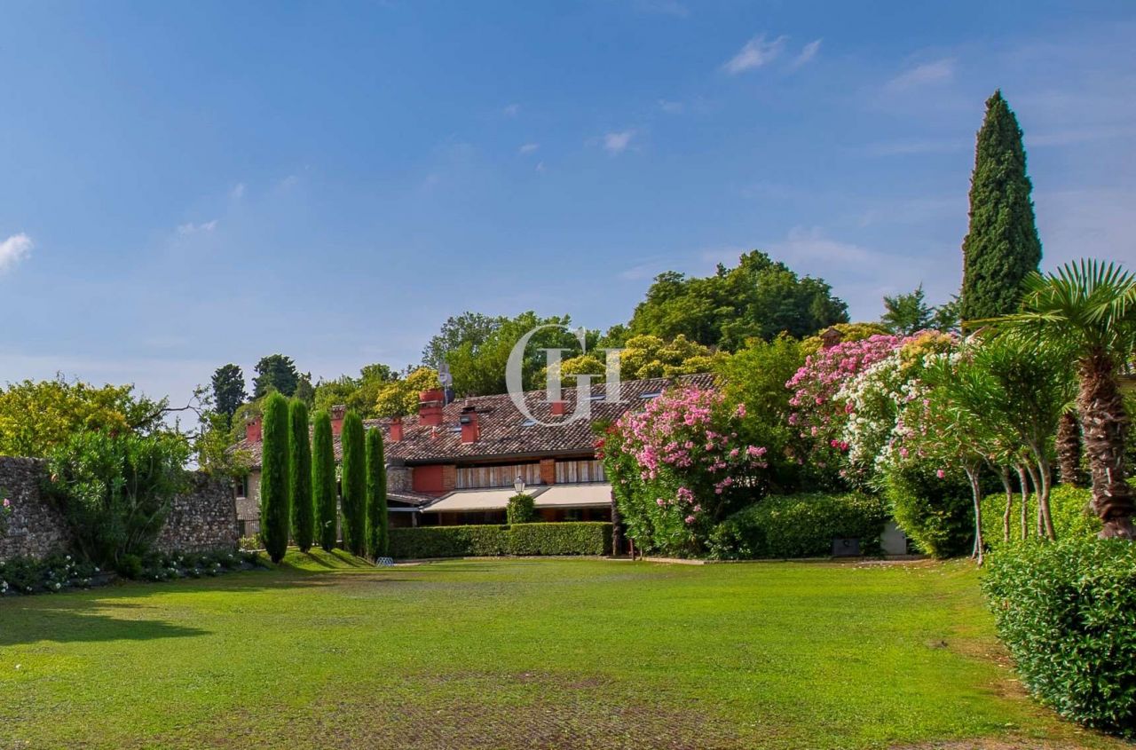 Villa on Lake Garda, Italy, 932 sq.m - picture 1