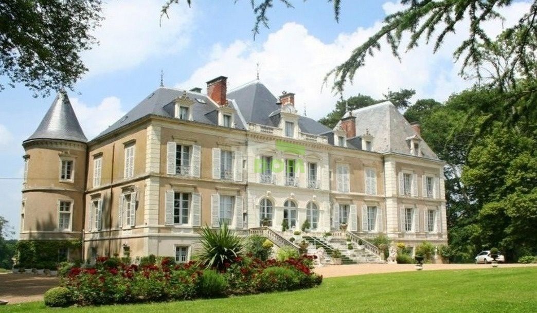 Château Dolina Luary, France, 2 300 m2 - image 1
