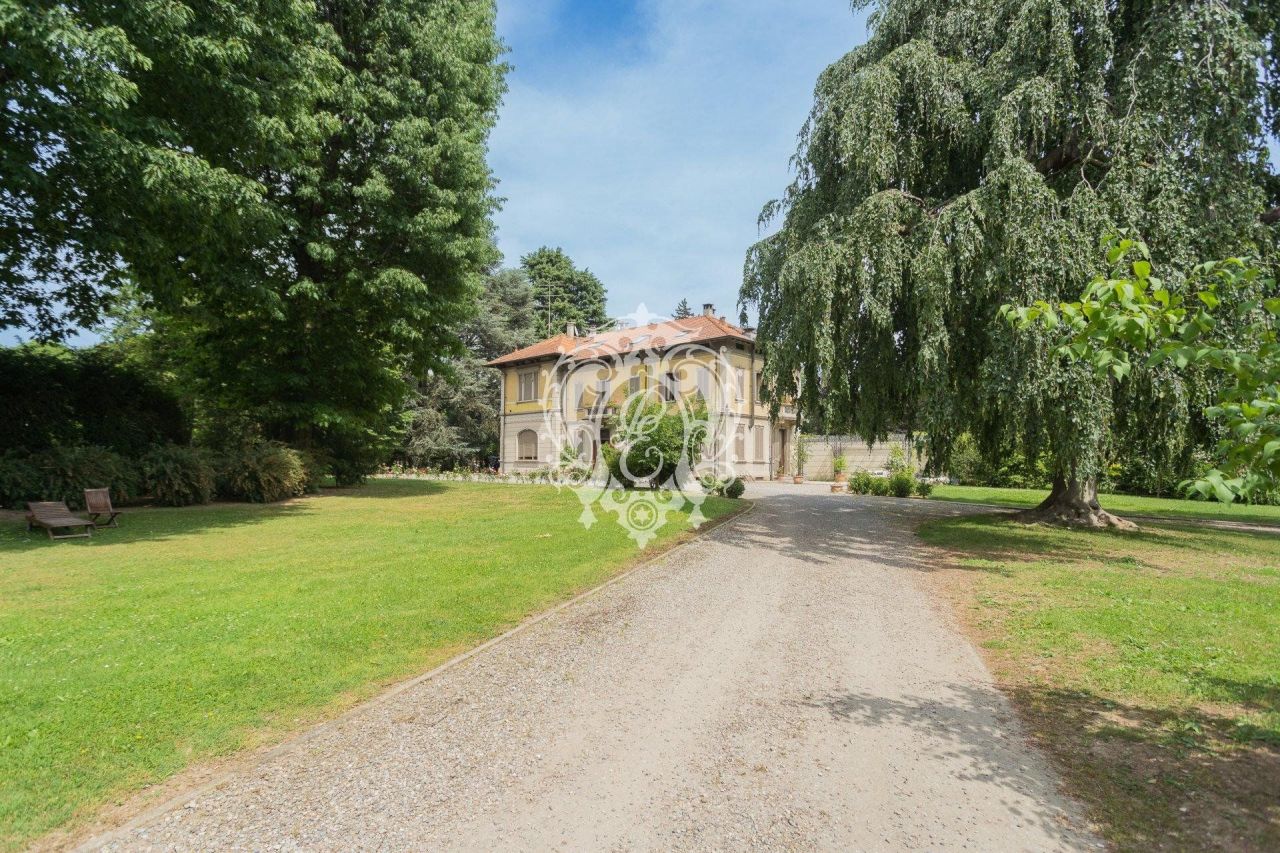 Villa Mariano Comense, Italy, 600 sq.m - picture 1