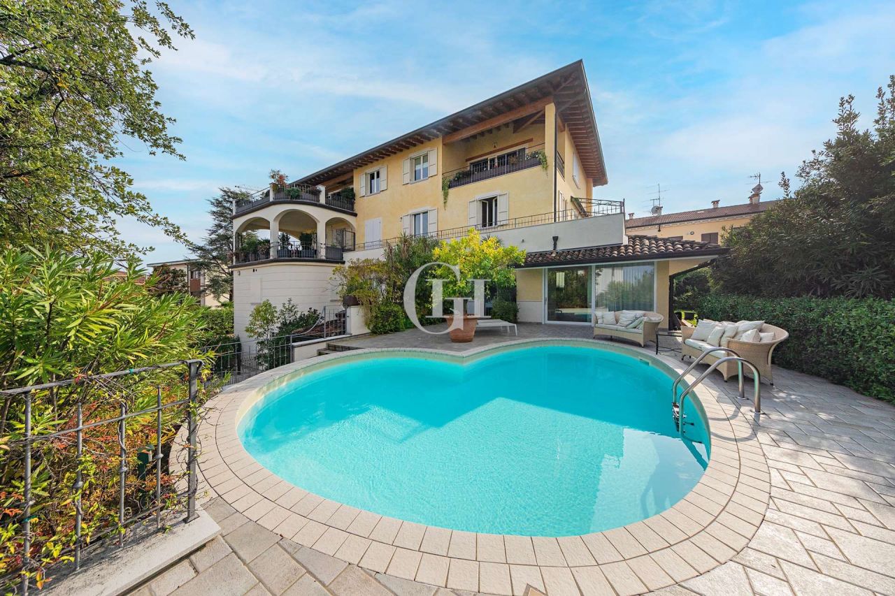 Villa on Lake Garda, Italy, 245 sq.m - picture 1