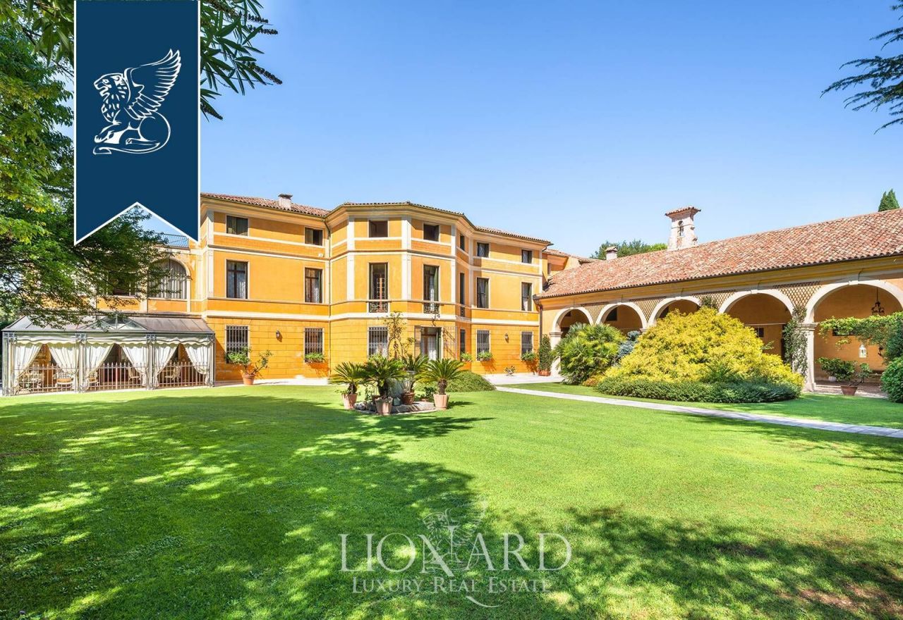 Villa à Vicence, Italie, 1 655 m2 - image 1
