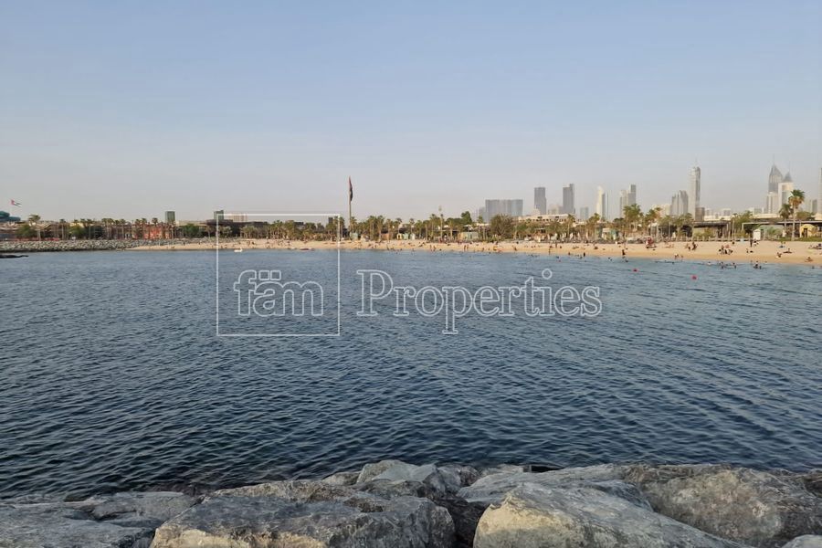 Land in Dubai, UAE, 1 540 sq.m - picture 1