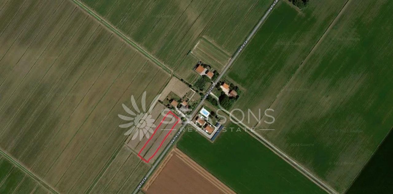 Land in Eraclea, Italy, 5 130 sq.m - picture 1