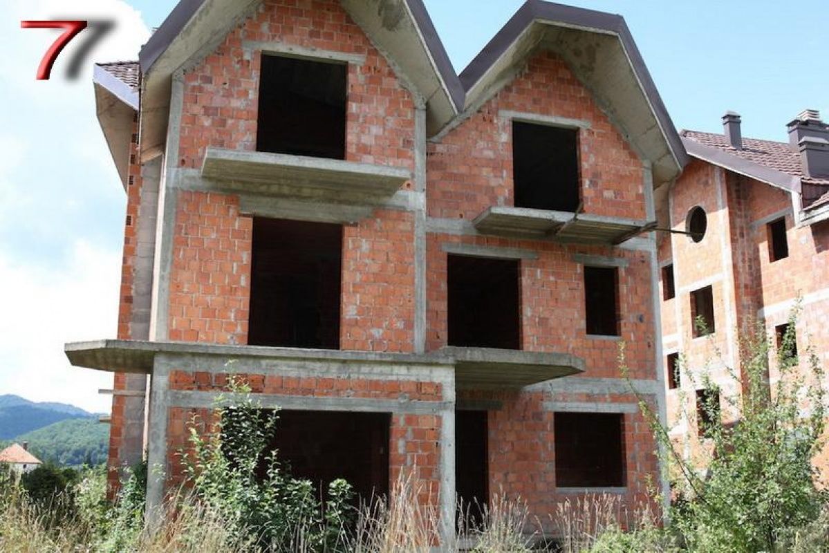 Commercial apartment building in Kolasin, Montenegro, 2 791 sq.m - picture 1