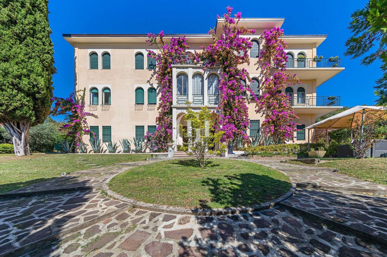 Villa on Lake Garda, Italy, 1 035 sq.m - picture 1