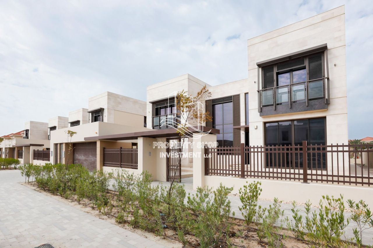 Villa in Abu Dhabi, UAE, 849 sq.m - picture 1