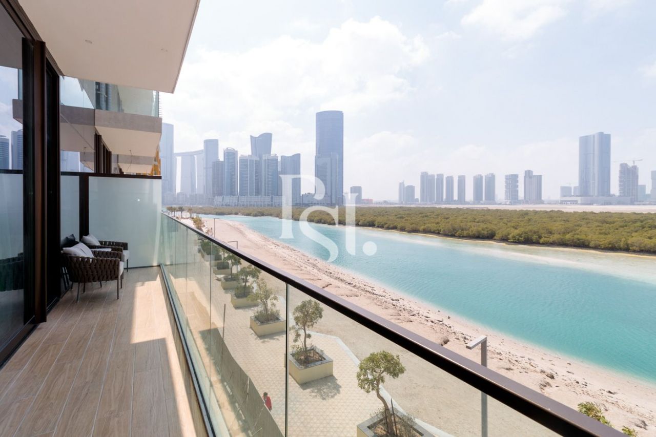 Apartment in Abu Dhabi, UAE, 381 sq.m - picture 1