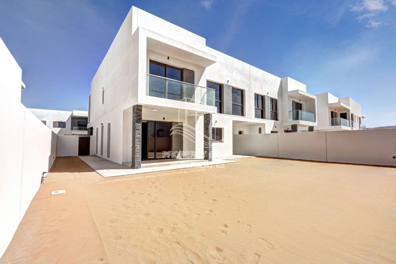 Townhouse in Abu Dhabi, UAE, 355 sq.m - picture 1